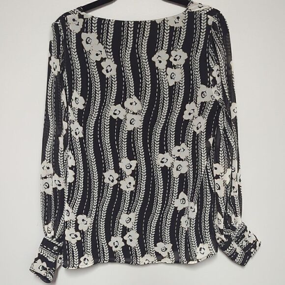 Express V Neck Black Floral Blouse - Picture 4 of 7